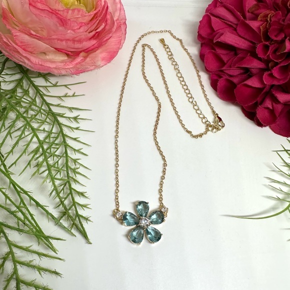 Jewelry - NEW⚜️Aqua Blue Crystal Flower Charm Necklace
